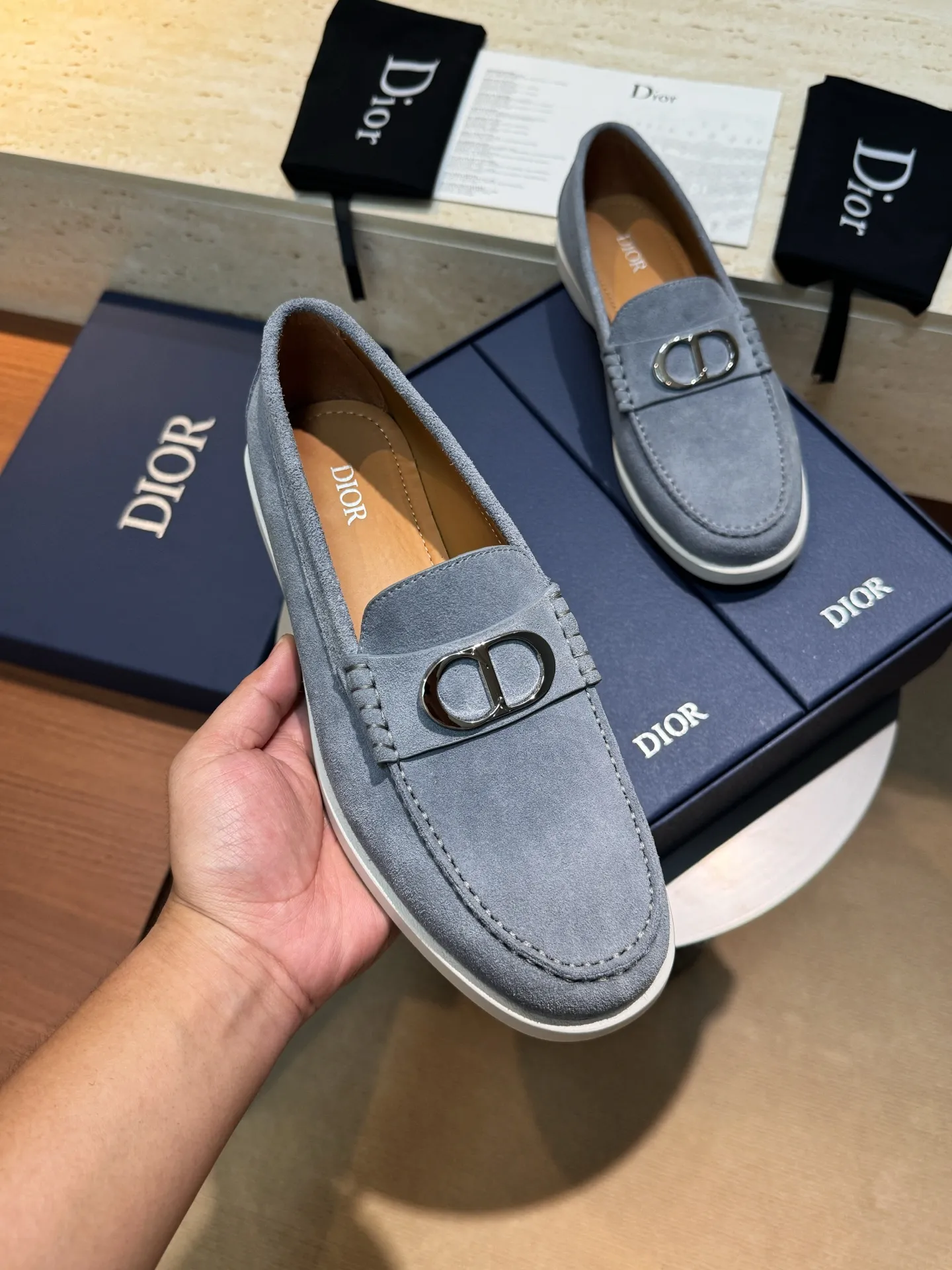 Factory price: 420💰Dior*Granville men's lace-up casual shoes-original replica Buy the original version and get a one-to-one replica. It is a casual dress shoe. Crafted from luxuriously soft navy suede, it features an Oblique printed panel on the upper. The lightweight white rubber sole adds sophistication, with an Oblique pattern engraved on the outsole and branding on the back. Adds elegance to any casual look. Imported cowhide suede + imported cowhide lining + original outsole Size: 39-44 (45 46 customized)